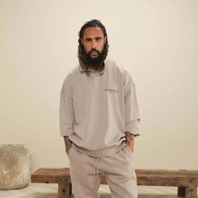 Jerry Lorenzo ผู้ก่อตั้งแบรนด์ Fear of God ESSENTIALS สวมชุดลำลองโทนสีเบจในสตูดิโอมินิมอล ถ่ายทอดกลิ่นอาย Quiet Luxury และแฟชั่นแนวสตรีทระดับสูง
